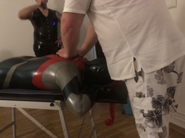 Katzentatze bei der Massage durch Artefaktum234