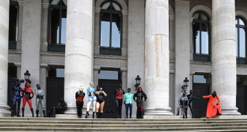 Gruppenbild mit Säulen