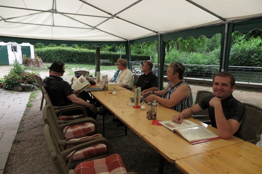 beim Kaffeetrinken an der Papiermühle