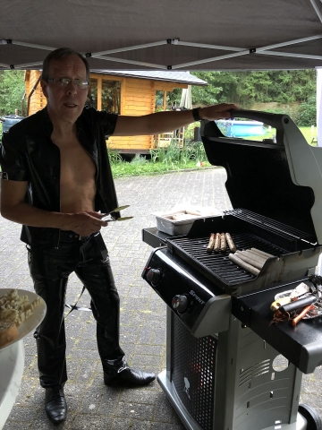 Harald beim Grillen