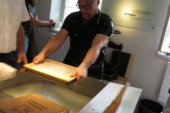 Papierschöpfen in der Papiermühle