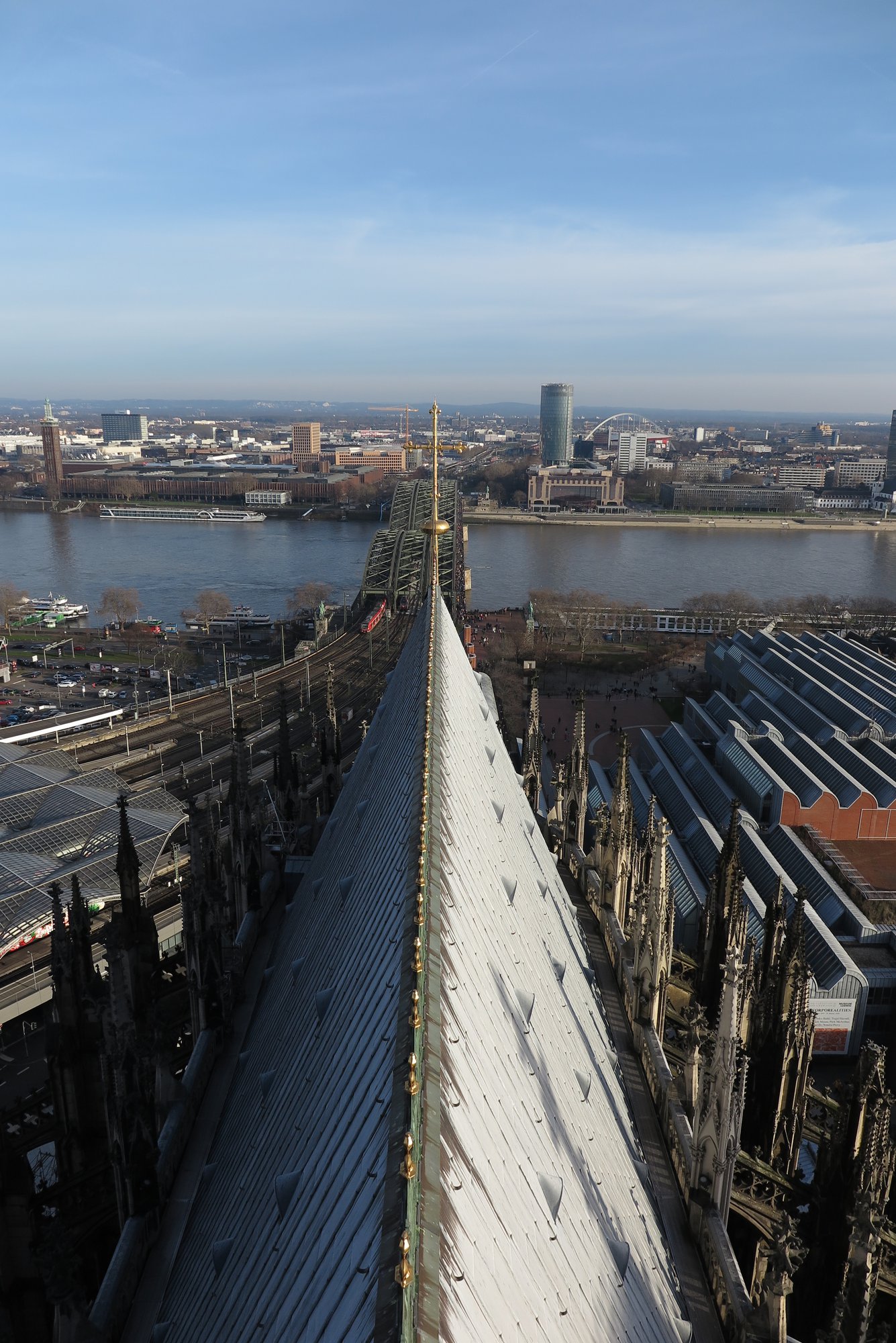 Blick über die Dächer des Domes Richtung Rhein