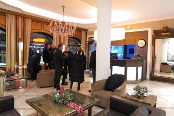 Treffen in der Lobby des Hotels