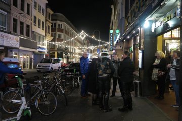 vor der Tür des Weinhaus Vogel