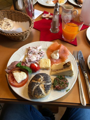 Frühstück am Sonntag im Hotel