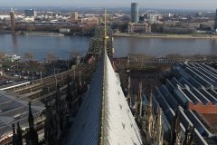 Blick über die Dächer des Domes Richtung Rhein