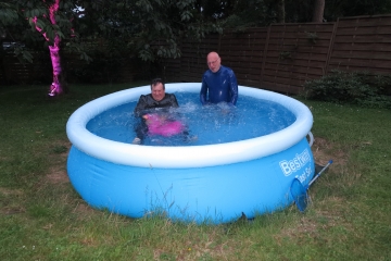 Viktor und Mannomann im Pool