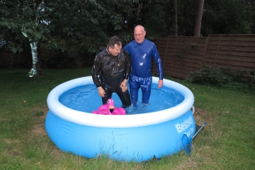 Viktor und Mannomann im Pool