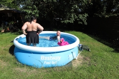 Mannomann und Eva im Pool