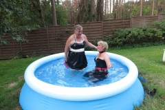 Daggie und Rotkäppchen haben Spass im Pool