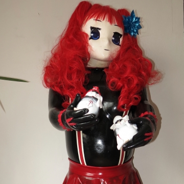 Majikku Kig im schwarzen Catsuit