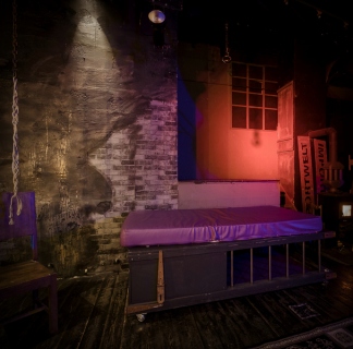 eine Bank in Shootingraum 1