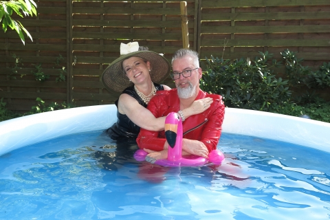 2 haben im Pool Spass