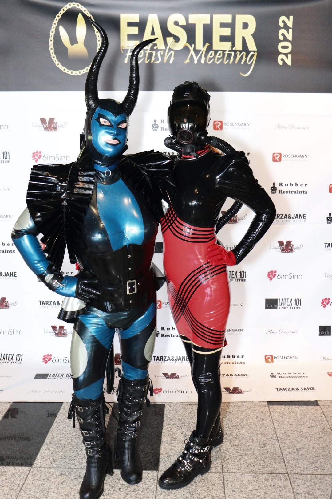 rubber_girl_hmb and Katzentatze