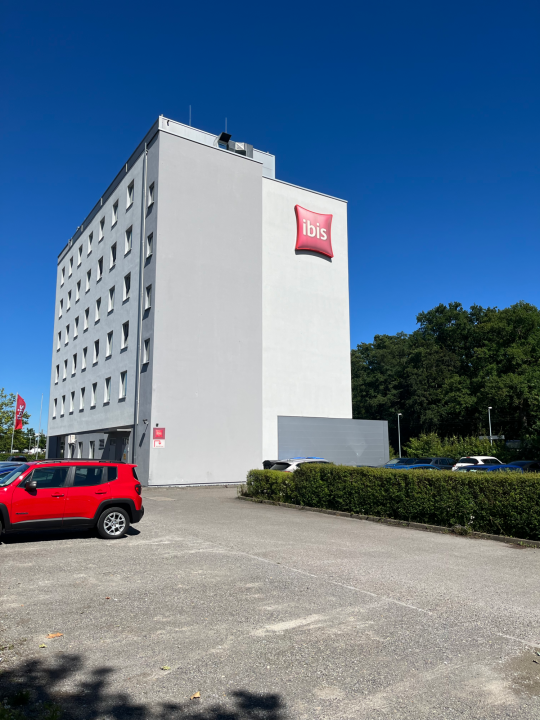 das ibis Hotel vom Parkplatz aus