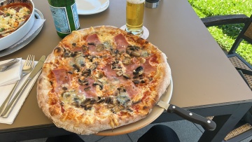 meine Pizza, wagenradgroß