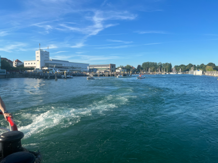 Abfahrt, Blick zurück auf Friedrichshafen