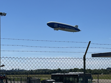 ein Zeppelin fliegt