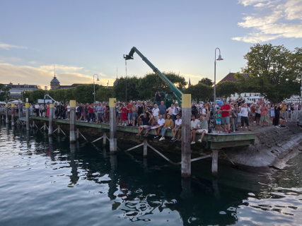 Konstanz, am Pier sind auch viele Schaulustige