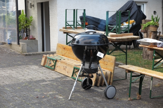 der Grill grillt