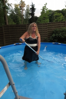 Dagmar im Pool