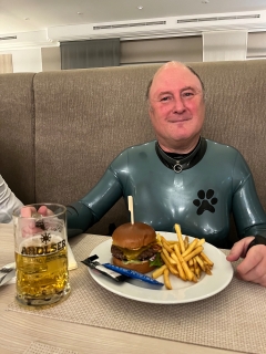 Katzentatze im H-Hotel mit-H+ Burger