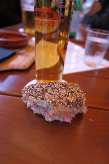 Mettbrötchen mit Kölsch