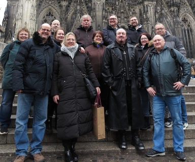 Reisegruppe Gummimanschette vor dem Dom