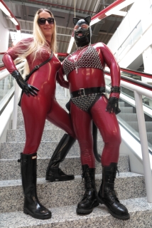 Lady_in_Latex und Katzentatze auf der Rolltreppe