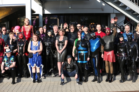Gruppenbild am Sonntag, Details