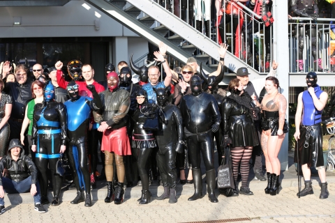 Gruppenbild am Sonntag, Details