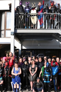 Gruppenbild am Sonntag, Details