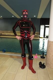 Unbekannt am Pool