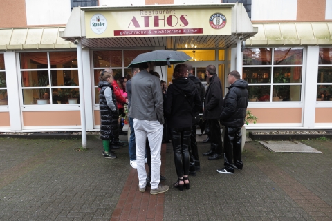 die Wartegemeinschaft vorm Athos