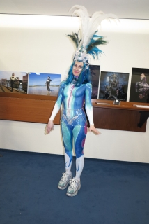 therealcherryqueen im Foyer, sieht schick aus