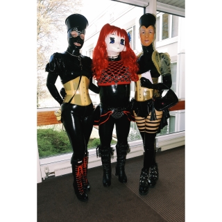 Rubber_girl_hmb, rubbergoddess_bizarr und Majikku