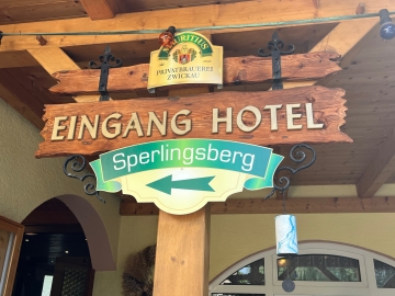 Eingang zum Hotel