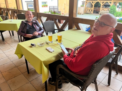Susi und Manfred warten schon