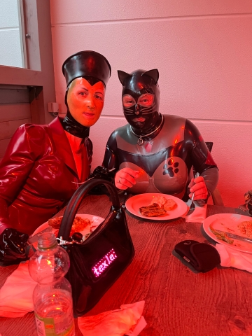 rubber_girl_hmb und Katzentatze beim Essen