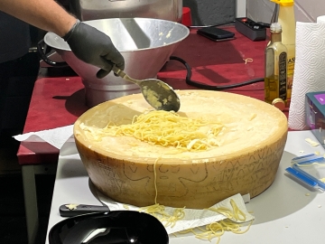 Nudeln auf Parmesankäse