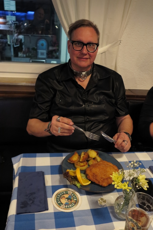 Dirk genießt sein Schnitzel mit Handkäs