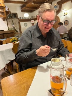 Dirk probiert die Vorsuppe