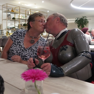 Katzentatze und seine Lieblingsfrau im Hotel+
