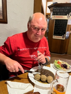 Wildschweingulasch mit Semmelklössen, auch lecker