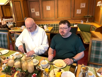 Manfred und Daniel beim Frühstück