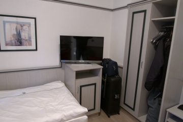 Zimmer mit Schrank und Bett