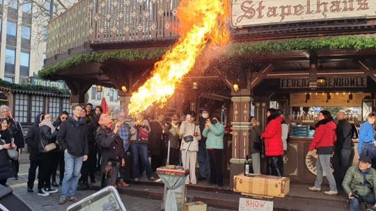 eine Feuershow mitten in Kölle