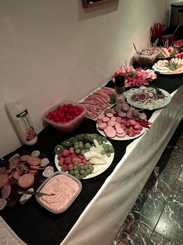 leckeres Buffet im Keller