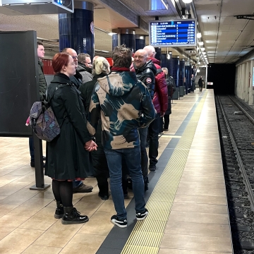 unsere Reisegruppe auf dem Bahnsteig