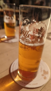es gibt Kölsch auf dem Weihnachtsmarkt